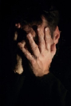 Dans le creux de ses mains. Tirage pigmentaire sur baryté.