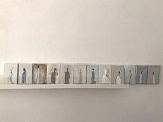 Y a du monde ? C’est mon monde qui parle et se tait. Un espace fragile ,  un atelier une rencontre avec une Person.es , des figures désertiques , des larmes secrètes ,des regards suspendus, des’anges fatigués. Ensemble dans un espace de construction poétiques ces Person.es dialoguent, et vous questionnent ?