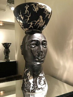 Elisabeth Chauvenet, Chibok, 2020, grès emaillé engobé gravé (composé en deux parties), 48 x 24 cm