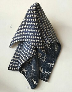 Elisabeth Chauvenet, chiffons, 2024, sculpture murale, grès emaillé, 48 x 30 cm