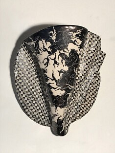 Elisabeth Chauvenet, sculpture murale, 2022, grès engobé gravé emaillé, 38 x 32 cm