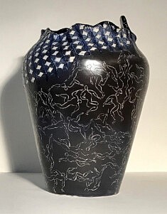 Elisabeth Chauvenet, vase, 2025, grès, engobe gravée emaillée, 32 x 24 cm