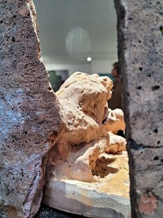 Christel Robertson, Les Trois Muses et le Serpent, Terracotta, tuiles, bois, algues