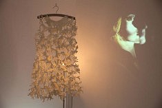 Robe en porcelaine froide illuminée et vidéo « Le Portrait ovale » de Lucie Linder