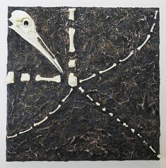 (Français) Extant I, 2019, sand, resin (replica bones) and acrylic paint on canvas, 40 x 40 x 7 cm