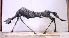 Marie Escarabajal, Le chien d'Alberto, sculpture, fil de fer papier barbotine, 90 x 18 x 50 cm