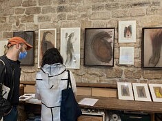 Visiteurs dans l'atelier de Catherine Rauscher (Photo Ines Zeffane)