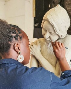 Élève sculpteuse dans l'Atelier Da Mota (Ph. Emmanuel de Sablet)