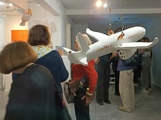 Vue de l'exposition, 
Joséphine Ducat-May, Avion, Grès basse température