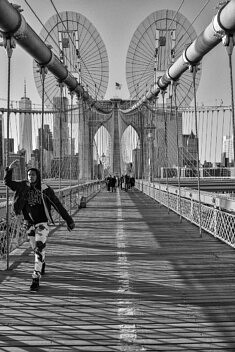 (11) Charles Guy, Riding Brooklyn bridge, 2022, photographie noir et blanc, 100 x 67 cm