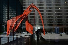 (7) Charles Guy, Chicago, Calder and Mies, photographie, 150 x 100 cm