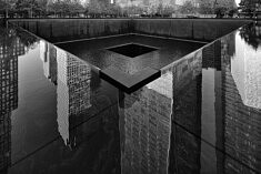 (8) Charles Guy, NY, Manhattan, Ground 0, 2022, photographie noir et blanc, 100 x 67 cm
