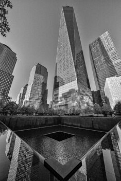 (9) Charles Guy, NY, Manhattan, Ground 0 memorial, 2022, photographie noir et blanc, 100 x 67 cm