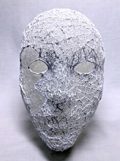 Marie Raybaud, Face à face somatique, filament de plastique, 25 x 16 x 21 cm