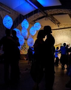 (Français) Les Cocons, installation de Lika Kato, et bal Neo Tango (photo Lika Kato)