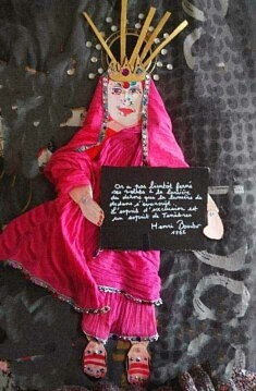 Marie Thuillier, L'éclaireuse, poupée articulée en carton et peinture acrylique avec sari aux pierres de verre, 100 x 30 cm