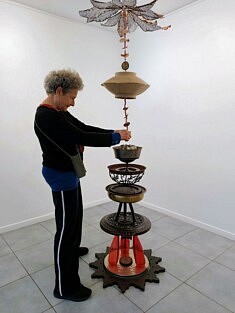 Mirella Rosner, Totem de jouvence, 2024, assemblage, h240 cm (photo Loïs Pommier)