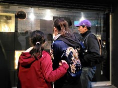 Devant la vitrine (photo Myriam Hammoudi)