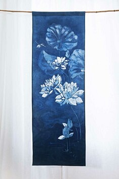 Annabelle le Pabic, lotus et libellule, tenture, 135 x 45 cm