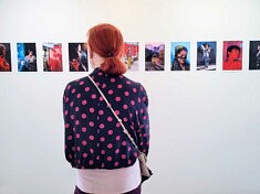 Spectatrice devant les photos de Thierry Chantegret (photo Loïs Pommier)