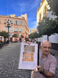 Juan Antonio Vila Martinez tient l'aquarelle de la Plaza San Francisco