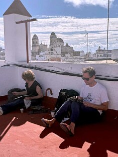 Peindre avec la cathédrale au loin (@Esperanza Gutierrez)