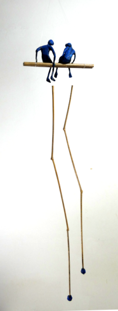 Elli Drouilleau, Bavardes, 2025, sculpture mobile, papier, métal, bambou, 45 x 18 x 18 cm