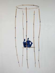 Elli Drouilleau, Conciliabule, 2026, sculpture mobile, papier, métal, bambou, 50 x 18 x 18 cm