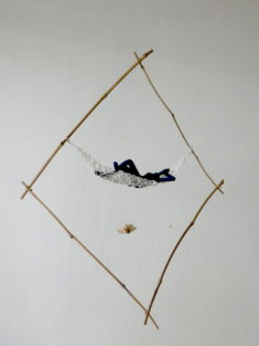 Elli Drouilleau, La sieste, 2026, sculpture mobile, papier, métal, coton, bamanou, 45 x 35 x 15 cm