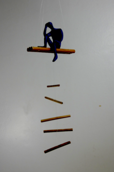 Elli Drouilleau, Rêveuse, 2025, sculpture mobile, papier, métal, bambou, 35 x 10 x 10 cm