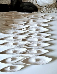 Tilda Lovi, Barques qui vont et voient, installation, sculpture, porcelaine, 70 x 30 cm