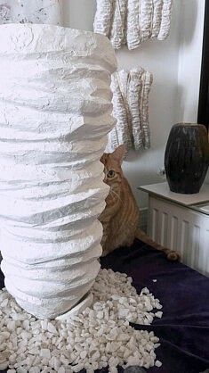 Tilda Lovi, La petite cale qui tient le monde, sculpture creuse en plâtre et marbre, 53 x 25 x 11 cm