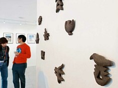 Vue de l'exposition, pièces en grès d'Alejandra Andrade, photo Loïs Pommier
