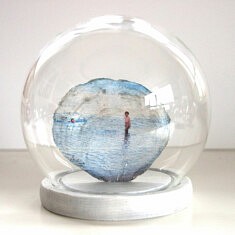 Gaëlle Cueff, Placuna placenta, transfert photo sur coquillage, globe de verre, diam. 15 cm
