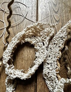 Mirjan Boomert, Threads of thought, fil de coton et objets trouvés (travail en cours)