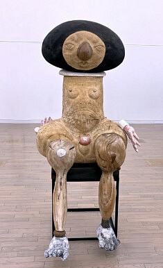 Shigeru Tanaka, A raccoon dog that failed to transform, 2025, bois, 200 x 120 x 150 cm