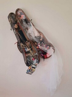 Véromasque, 2026, Bric à brac dans ma valise, assemblage, 73 x 22 cm