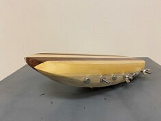 Yuko Hihara, Levez l'ancre, 2025, bois et metal, 7 x 35 x 13 cm