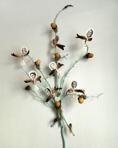 Wanda Torres, Arbre de l'inspiration, assemblage : bois-papier- coques d’œufs-paille, 146 x 84 cm, 2018
