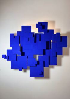 UNE BRÈVE HISTOIRE DE L’INFINI - Sculpture murale bleu klein - mdf teinté L55 cm x H34 cm x P4 cm 