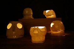 Daimonologisme / sculptures lumineuses / porcelaine émaillée, bougies / depuis 2021 ------------------
