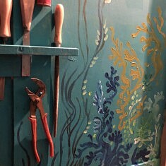 mur peint/  atelier de bricolage dans une cage d'escalier