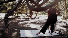 Chrstine Hallo dans sa peinture danse au pied de l'arbre remarquable.