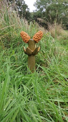 Néottie au jardin, Terre cuite peinte, 37 cm, 2024