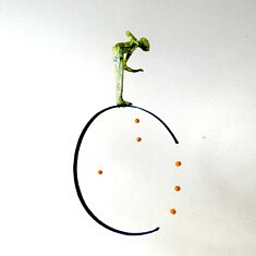 Jupette et petits pois, 35 x 15 cm, métal, papier, 2026