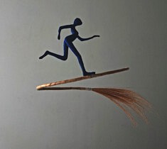 La coureuse de fond, de la série "Sorcières", 30 x30 x30 cm, métal papier, végétal, 2026
