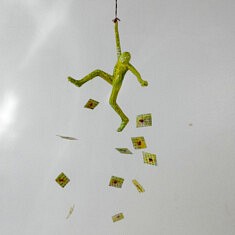 Pluie de papiers, 35 x 40 cm, métal, papier, 2026