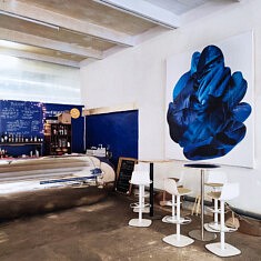 "Gros bleu", scénographie pour le restaurant Chez Ernest, Bagnolet, 2 x 3M, 2023. ©fannygarnichat