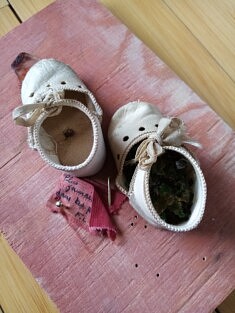 "Plus jamais dans tes pas" - Objet singulier : bois, souliers cuir (poupée début 19è), verre pilé, textile - 20 X 13