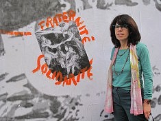 Françoise Gasser devant le mur